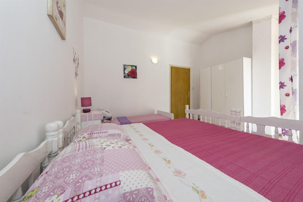 Apartments And Rooms Dragica Starigrad Paklenica Luaran gambar