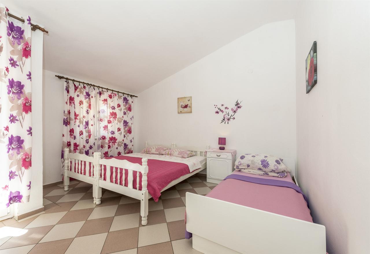 Apartments And Rooms Dragica Starigrad Paklenica Luaran gambar